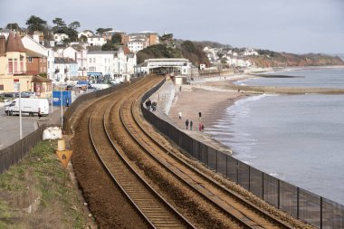 Dawlish kıyı kasaba Devon İngiltere'de İngiltere'de geçen bir yolcu treni