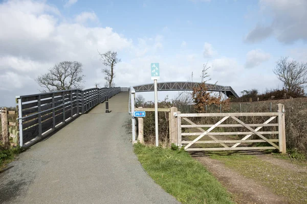 Kerékpárút és a gyalogos híd, vasúti sínek felett. Anglia Egyesült Királyság — Stock Fotó
