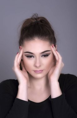 genç kadının kafasını dokunmadan