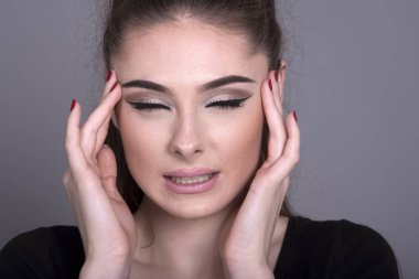 Kadın kafasını dokunmadan acı içinde