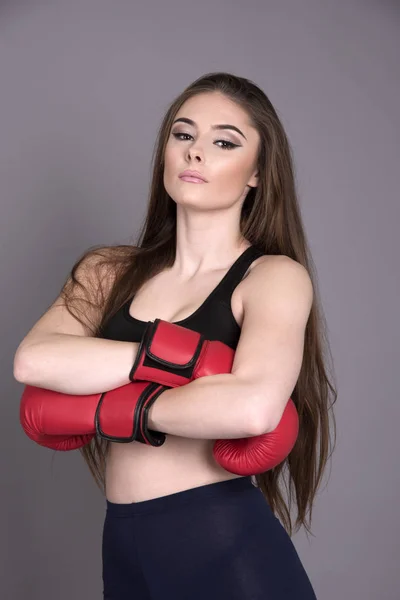 Mujer joven boxeadora con guantes de boxeo rojos —  Fotos de Stock