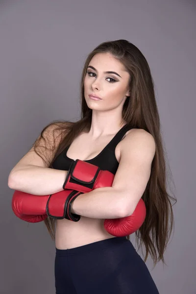 Jovem boxeador feminino vestindo luvas de boxe vermelho — Fotografia de Stock