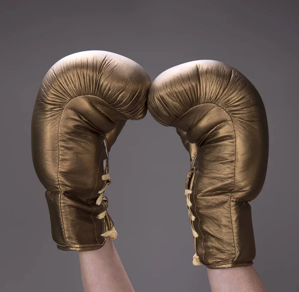 Un par de guantes de boxeo dorados —  Fotos de Stock