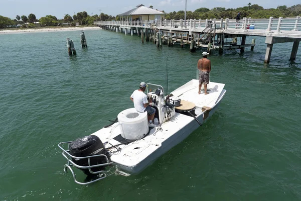 Pêcheur utilisant un filet coulé de l'avant d'un bateau — Photo