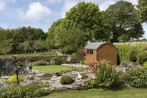 Garden shed in an English garden — Stock Photo, Image