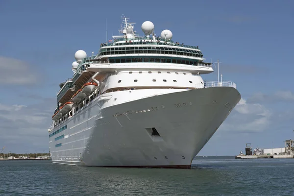 Cruise liner aan de gang op Port Canaveral Fl Usa — Stockfoto