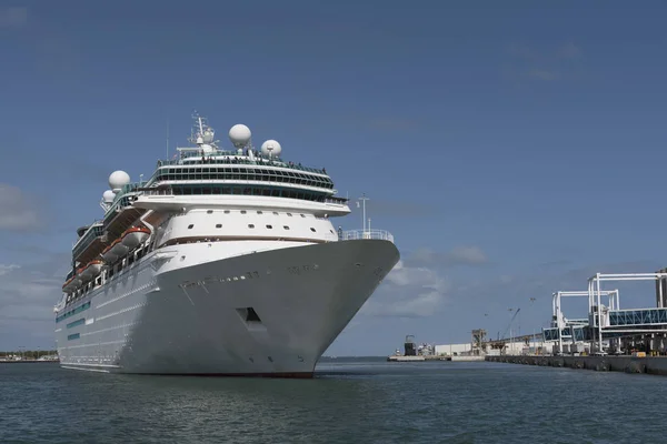 Cruise-lijn aan de gang in een Amerikaanse haven — Stockfoto