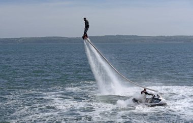 Adam flyboarding denizin Torquay İngiltere'de İngiltere'de bir tatil kapalı