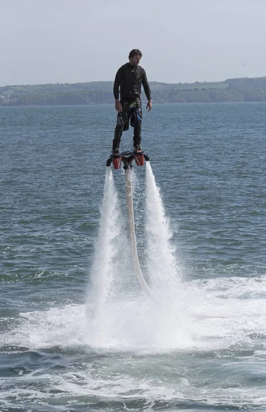 Adam flyboarding denizin Torquay İngiltere'de İngiltere'de bir tatil kapalı — Stok fotoğraf