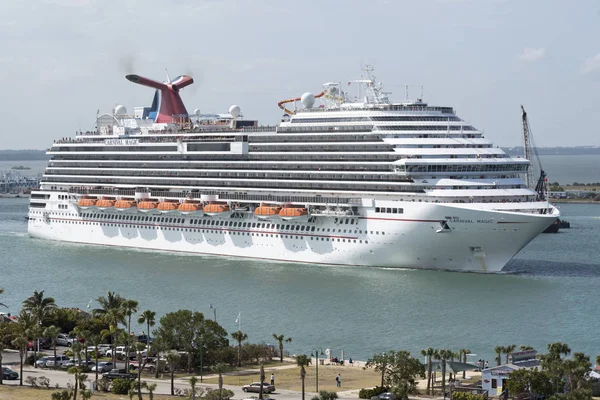 Embarcación en marcha en Port Canaveral Florida EE.UU. — Foto de Stock