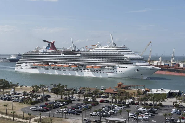 Embarcación en marcha en Port Canaveral Florida EE.UU. — Foto de Stock