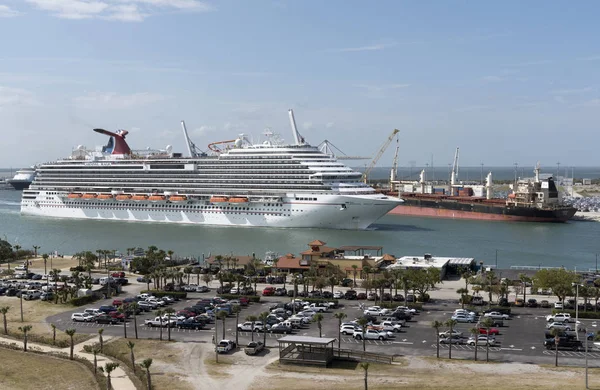 Embarcación en marcha en Port Canaveral Florida EE.UU. — Foto de Stock