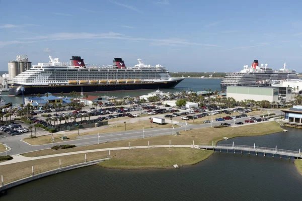 Crucero en marcha en Port Canaveral Florida EE.UU. — Foto de Stock