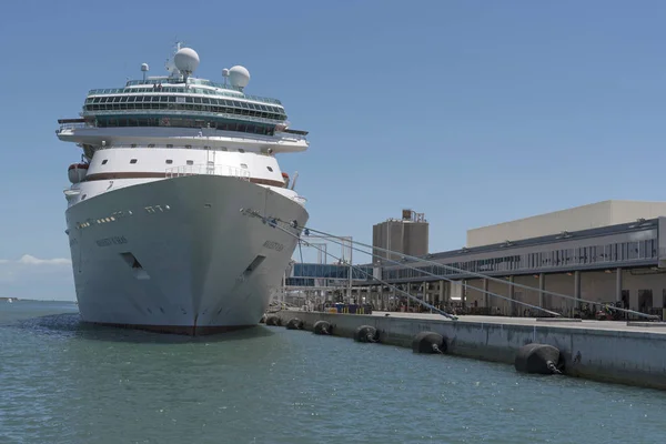 Navio de cruzeiro ao lado de um terminal de passageiros em Port Canaveral Florida EUA — Fotografia de Stock