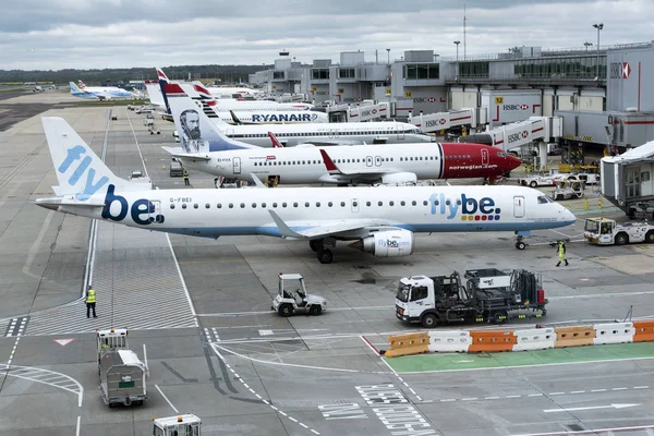 Samolot na stoisku londyńskiej drugi Airport, Gatwick, Wielka Brytania — Zdjęcie stockowe