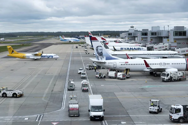London Gatwick flygplats luftfartygsrörelser från terminalbyggnaden — Stockfoto