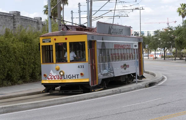 Un tranvía amarillo en el centro de Tampa Florida EE.UU. — Foto de Stock