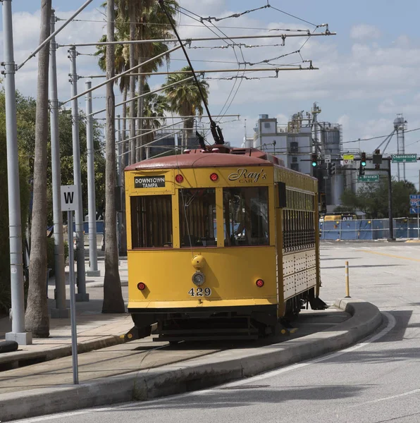 Жовтий трамвай у центрі Тампа Флорида США — стокове фото