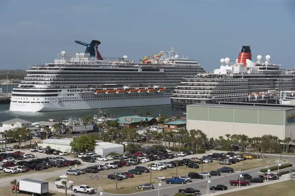 Nave en terminal de cruceros en Port Canaveral Florida USA — Foto de Stock