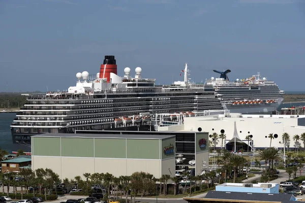 Nave en terminal de cruceros en Port Canaveral Florida USA — Foto de Stock