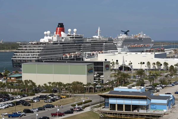 Nave en terminal de cruceros en Port Canaveral Florida USA — Foto de Stock