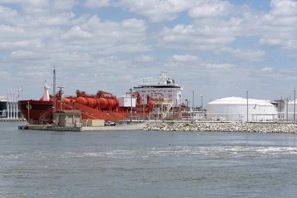 Un buque cisterna químico descargando carga en el puerto de Tampa — Foto de Stock