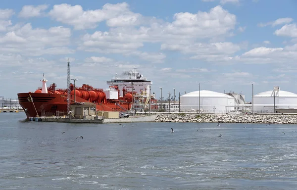 Tampa bağlantı noktası kargo boşaltma bir kimyasal tanker gemisi