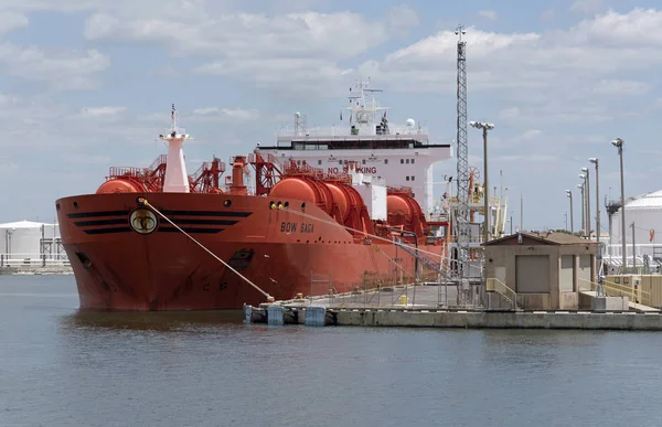 Um navio-tanque químico que descarrega carga no porto de Tampa — Fotografia de Stock