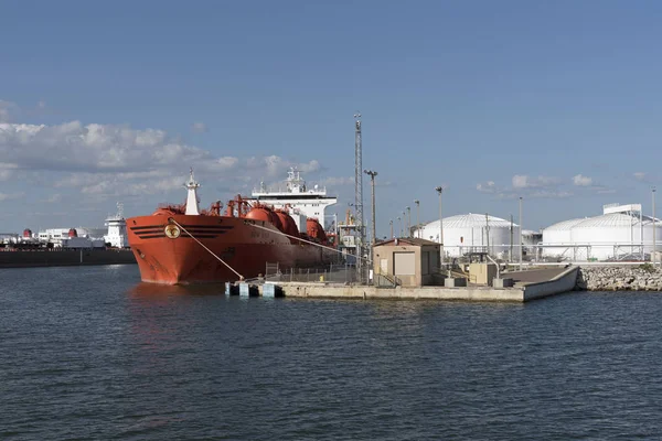 Tampa bağlantı noktası kargo boşaltma bir kimyasal tanker gemisi
