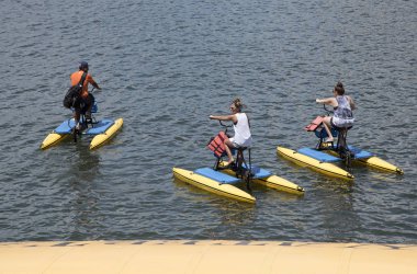 Su pedal bisiklet üzerinde kişi. Tampa Fl ABD