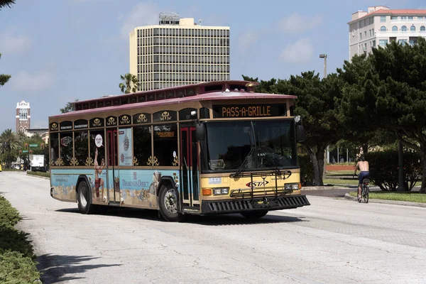Громадський транспорт автобуса в Санкт-Петербурзі Флорида США — стокове фото