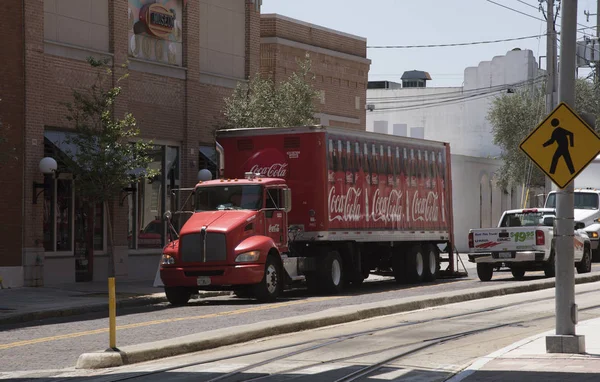 Een rode dranken vrachtwagen op een American highway — Stockfoto