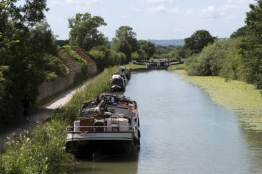 Wiltshire England İngiltere'de bir kanal üzerinde eski yelken mavna demirli