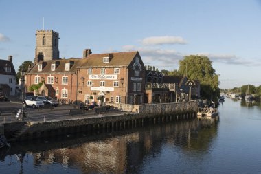 Kilise ve nehir kıyısındaki binalarda Wareham Dorset İngiltere'de