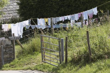 Dorset kırsal İngiltere kurutma kıyafetleri ile satırı yıkama