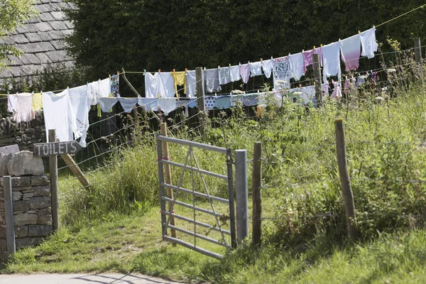 Стиральная линия с сушкой одежды в сельской местности Дорсета Великобритании — стоковое фото