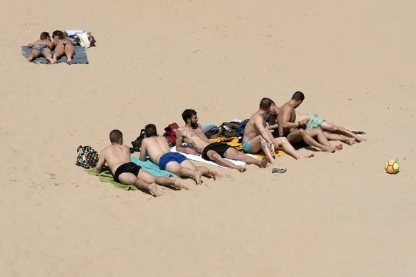 Grupo de hombres tomando el sol en la playa de Bournemouth Inglaterra —  Fotos de Stock