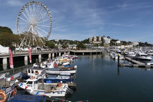 Torquay tatil beldesi Güney Devon İngiltere'de İngiltere'de denize sıfır manzarada — Stok fotoğraf