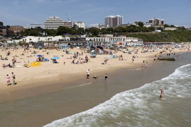 Bournemouth'ın kumlu plaj. Güney İngiltere