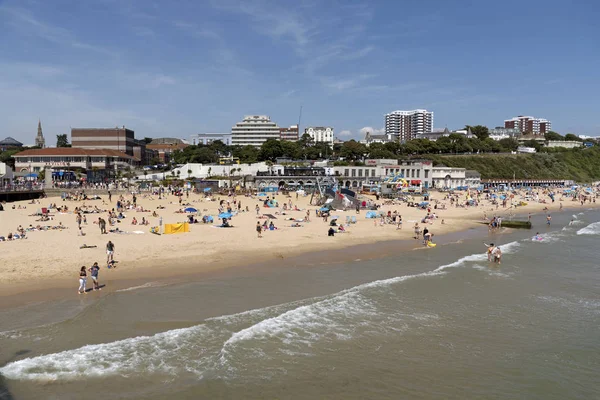 Bournemouth'ın kumlu plaj. Güney İngiltere