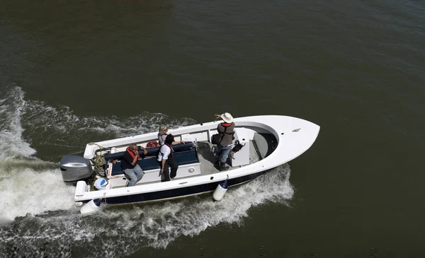 Turistas en excursión en barco pequeño en el Canal de la Mancha Reino Unido — Foto de Stock