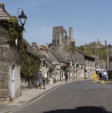 Kale kalıntıları küçük Dorset kasaba, Corfe Castle İngiltere'de İngiltere'de göz ardı