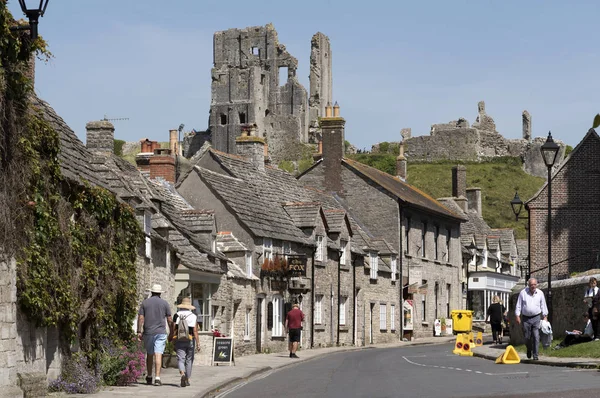 Ruiny zamku roztacza się widok na małe Dorset miasto z Corfe Castle Anglia Uk — Zdjęcie stockowe