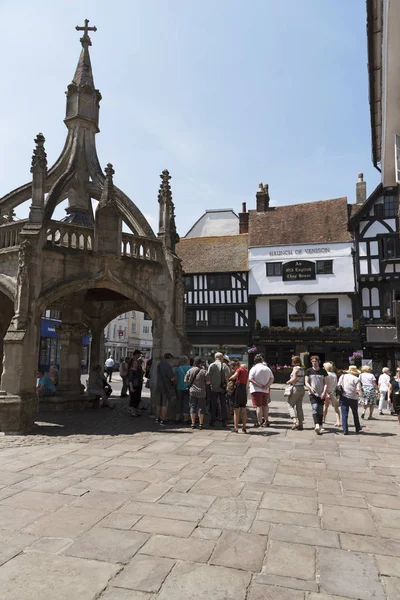 Visitatori della città di Salisbury nel Wiltshire — Foto Stock