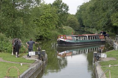Kennet & Avon kanalı İngiltere üzerinde at canalboat