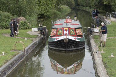 Kennet & Avon kanalı İngiltere üzerinde at canalboat