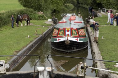Kennet & Avon kanalı İngiltere üzerinde at canalboat