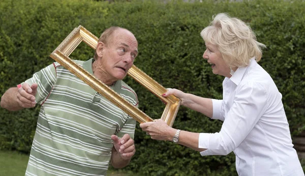 Paar spelen met een figuurframe — Stockfoto