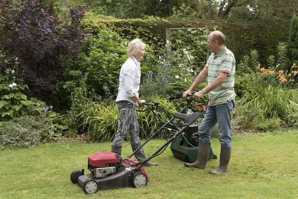 Mujer madura sentada en un asiento de ventana con una taza de té — Foto