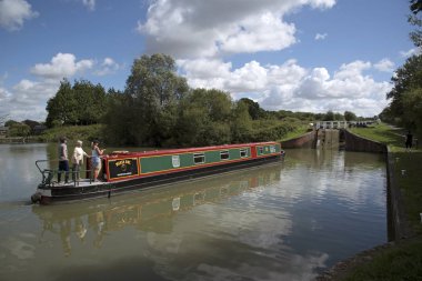 Narrowboat ve kanal kilitleri İngiltere'de Caen Hill uçuş